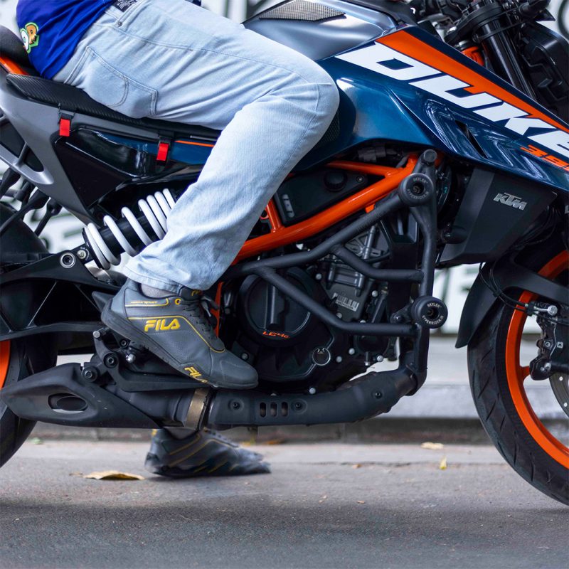 Protective crash guard with slider for KTM Duke Gen3, in black color.